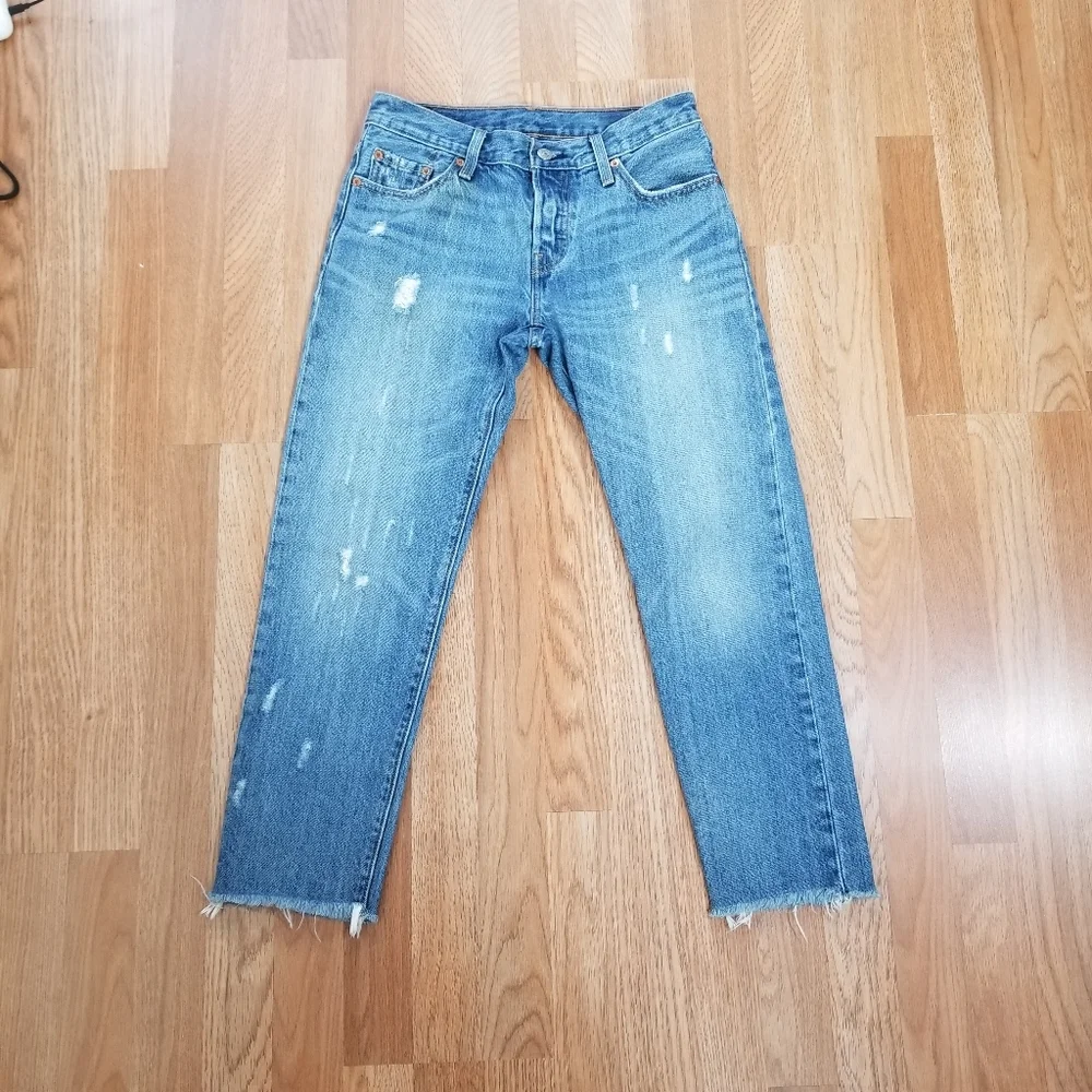 501 Levi's Medium Wash Distressed Button Fly Levi's Jeans. - Picture 8 of 15